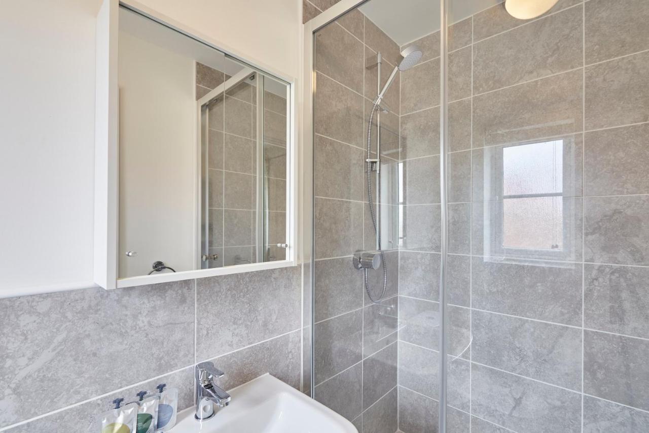 Host & Stay - Cayton Bay Cottage מראה חיצוני תמונה